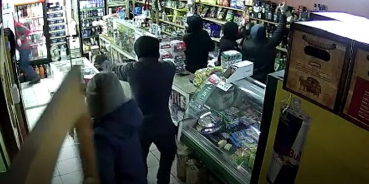 Delincuentes armados roban minimarket en sector Mirasur de Osorno