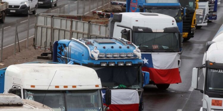 Gran atochamiento en Ruta 5 Sur debido a corte de carretera por paro de camioneros