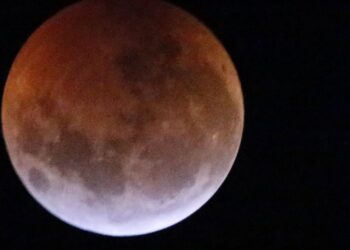Eclipse lunar este domingo: A qué hora ver la Luna de Sangre