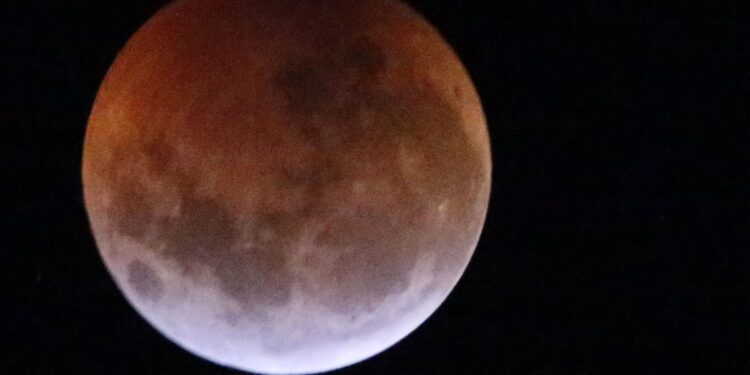 Eclipse lunar este domingo: A qué hora ver la Luna de Sangre