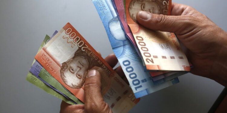 IFE de Invierno: Parlamentarios proponen bono sectorizado y por tres meses