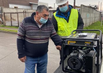 Dos adultos mayores electrodependientes en Osorno recibieron equipos de respaldo 