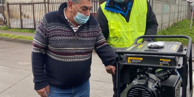 Dos adultos mayores electrodependientes en Osorno recibieron equipos de respaldo