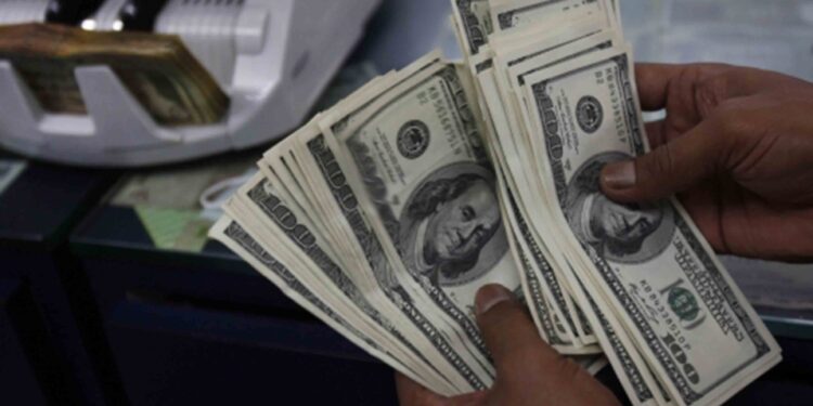 Dólar continúa sobre los $930 y se espera que siga subiendo