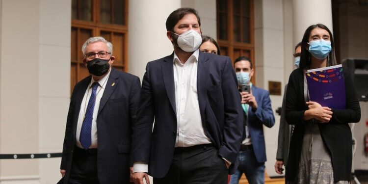 Convención aprueba que Presidente Boric termine mandato en 2026 sin reelección