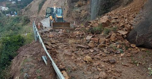 Derrumbe se registró este domingo en sector Maicolpué de San Juan de la Costa