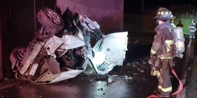 Camioneta impactó violentamente contra barrera de contención en Osorno: vehículo se partió