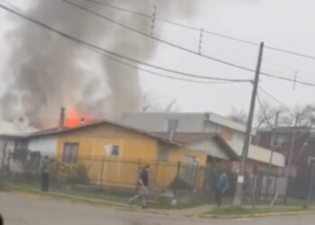 Vivienda de dos pisos resultó consumida en su totalidad tras incendio en sector Rahue Alto de Osorno