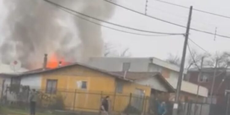 Vivienda de dos pisos resultó consumida en su totalidad tras incendio en sector Rahue Alto de Osorno