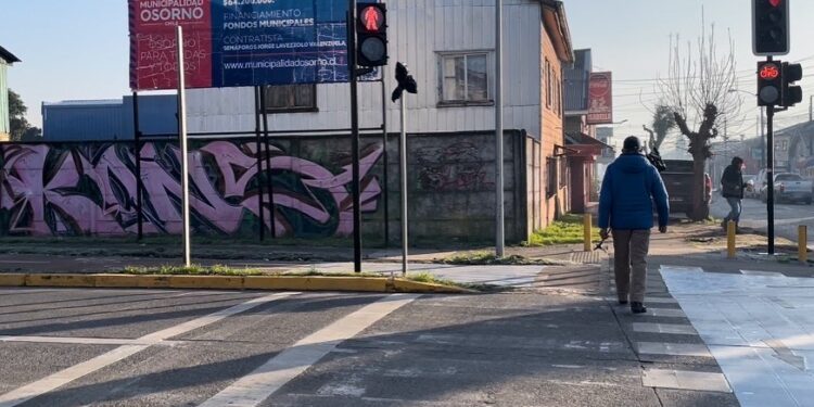 Verifican funcionamiento de nuevos semáforos instalados en Santiago con Tarapacá en Osorno 