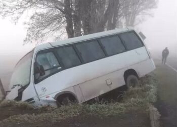 Colisión entre microbús y camioneta deja dos lesionados en ruta que une Río Bueno y Lago Ranco