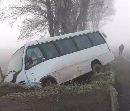 Colisión entre microbús y camioneta deja dos lesionados en ruta que une Río Bueno y Lago Ranco