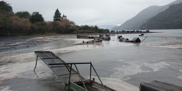 Alud provocó fuerte oleaje y daños a embarcaciones en lago Todos los Santos