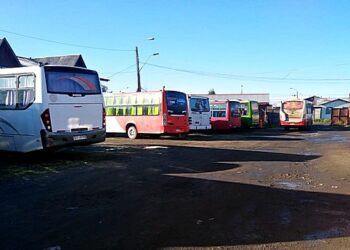 Osorno: Buses de las líneas 2A y 2B paralizan recorridos exigiendo mejoras en espacios laborales 