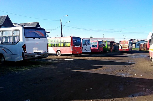 Osorno: Buses de las líneas 2A y 2B paralizan recorridos exigiendo mejoras en espacios laborales