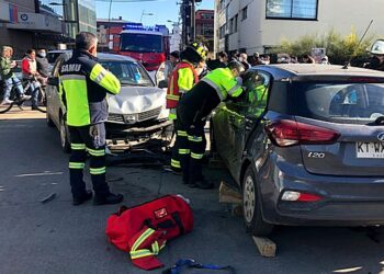 Una lesionada dejó colisión vehicular en el centro de Osorno