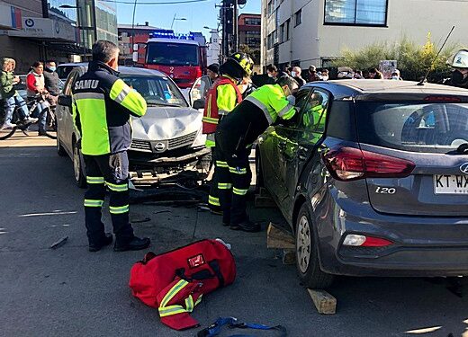 Una lesionada dejó colisión vehicular en el centro de Osorno
