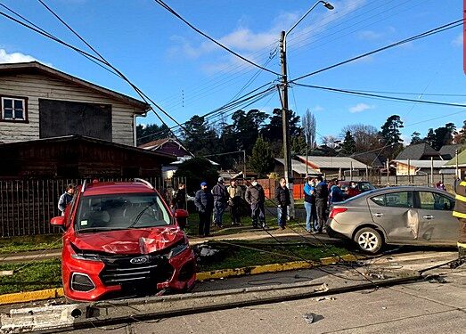 Colisión vehicular frontal en Río Negro deja una lesionada y un poste de electricidad derribado