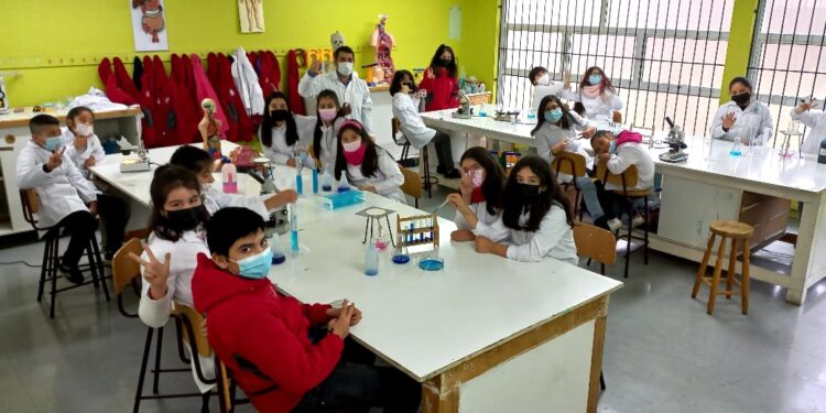 Escuela Monseñor Francisco Valdés de Osorno integrará programa de investigación e innovación escolar 2022