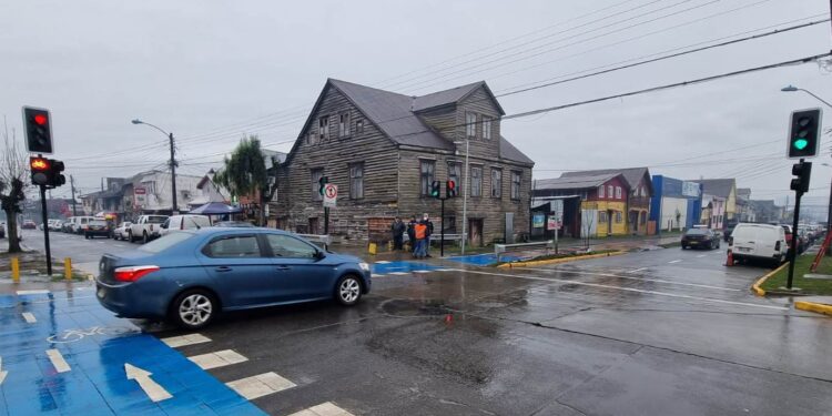 Inicia marcha blanca de nuevos semáforos en calle Santiago con Tarapacá en Osorno
