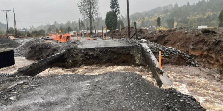 Caída de puente en Puyehue dejó a cerca de 20 familias aisladas: se reestableció tránsito