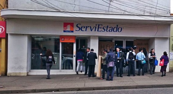 Dos detenidos deja operativo por desórdenes en sucursal ServiEstado de Osorno
