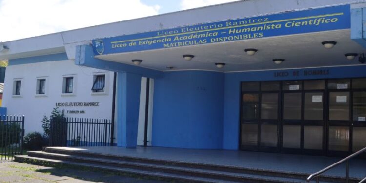 Aviso de bomba en liceo Eleuterio Ramírez de Osorno obliga a suspender clases este martes