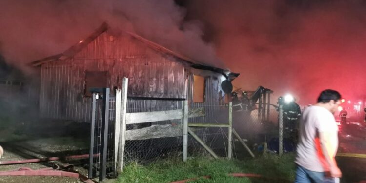 Incendio deja 5 damnificados en ruta 215 camino a Puyehue