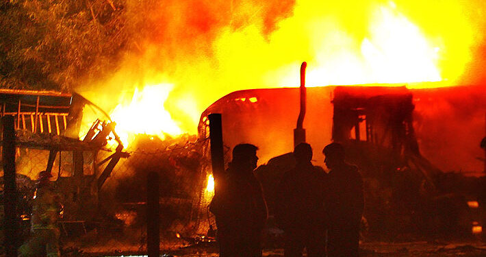 CAM se atribuye ataque incendiario contra torre de madereo y un container en Lumaco