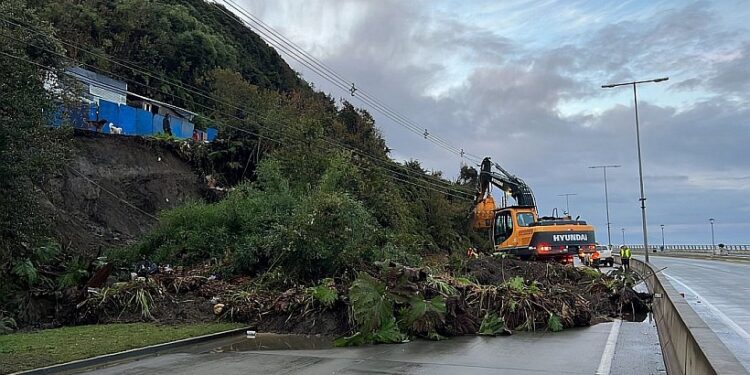 Derrumbe en Pelluco impide ingresar a Puerto Montt desde la Carretera Austral