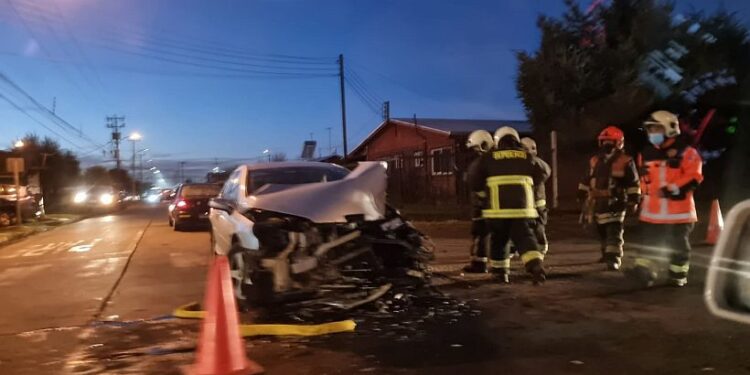 Ocho lesionados deja colisión entre minibús y vehículo en Purranque 