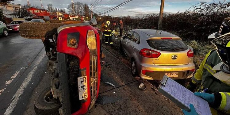Colisión triple se registró camino a Pilauco en Osorno: un automóvil se fugó