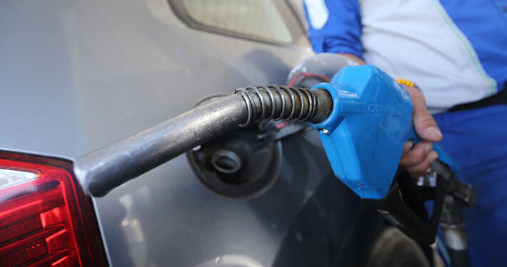 Precios de bencinas acumulan explosiva alza de $415 por litro en lo que va del año y seguirían escalando