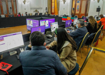 Cadem: Apruebo continúa a la baja y llega al 37%, mientras el Rechazo sube al 46%