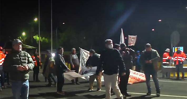 Trabajadores del cobre inician paro nacional tras anuncio de cierre de fundición Ventanas