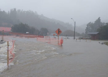 Intensas lluvias provocan inundaciones y cortes de caminos en Los Ríos y Los Lagos