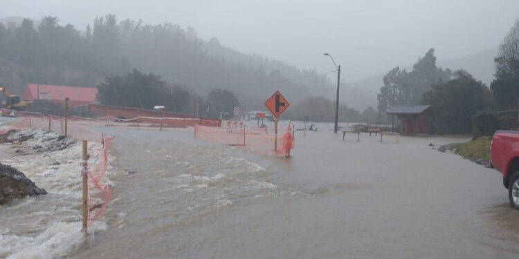 Intensas lluvias provocan inundaciones y cortes de caminos en Los Ríos y Los Lagos