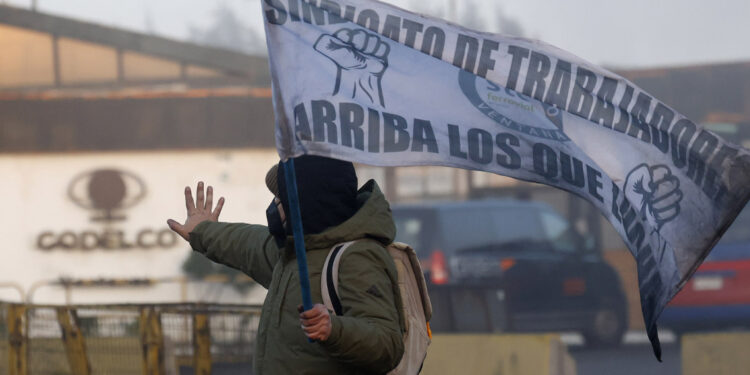 Sin avances terminó reunión del Gobierno con trabajadores de Codelco, que afinarán paro nacional