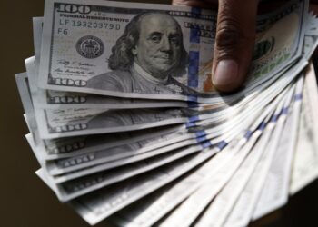Precio del dólar supera su máximo histórico y llega a los 900 pesos