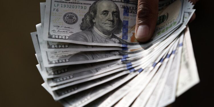 Precio del dólar supera su máximo histórico y llega a los 900 pesos