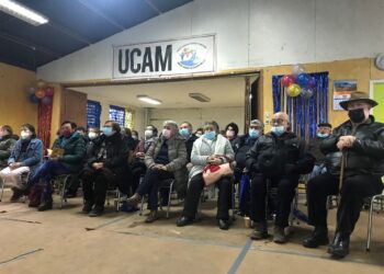 Puerto Montt: Adultos mayores recibieron kits para reducir cuentas de la electricidad