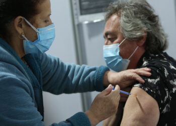 Cuarta dosis Covid-19 en la región bordea el 40% de cobertura 