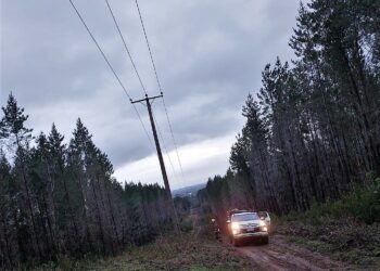 Refuerzan equipos de trabajo eléctrico para enfrentar frente de mal tiempo en la provincia