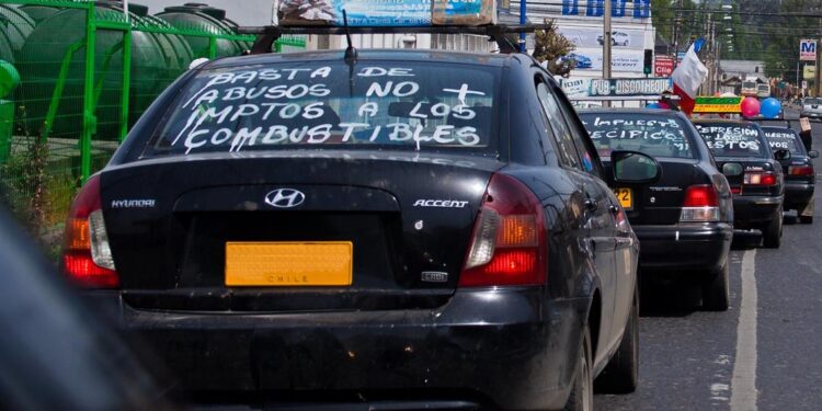 Colectiveros de Osorno iniciarán paro desde este miércoles por alza en combustible