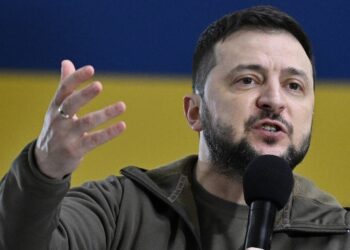 Presidente Zelenski reconoce que discutió con Boric el enviar especialistas para desminar Ucrania