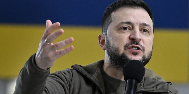 Presidente Zelenski reconoce que discutió con Boric el enviar especialistas para desminar Ucrania