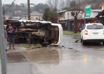 Camión terminó volcado tras ser impactado por vehículo en Osorno
