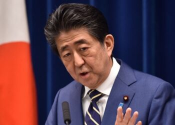 Muere ex primer ministro de Japón tras ataque en acto de campaña