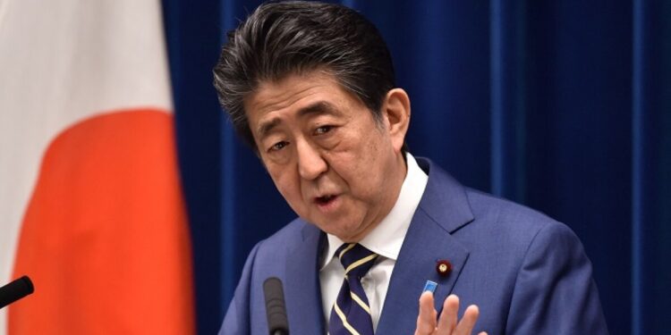 Muere ex primer ministro de Japón tras ataque en acto de campaña