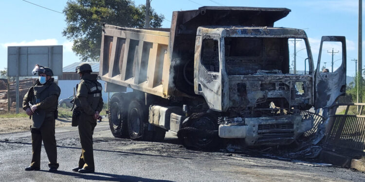 Queman 5 camiones en Collipulli: Carabineros fueron atacados con disparos en el lugar